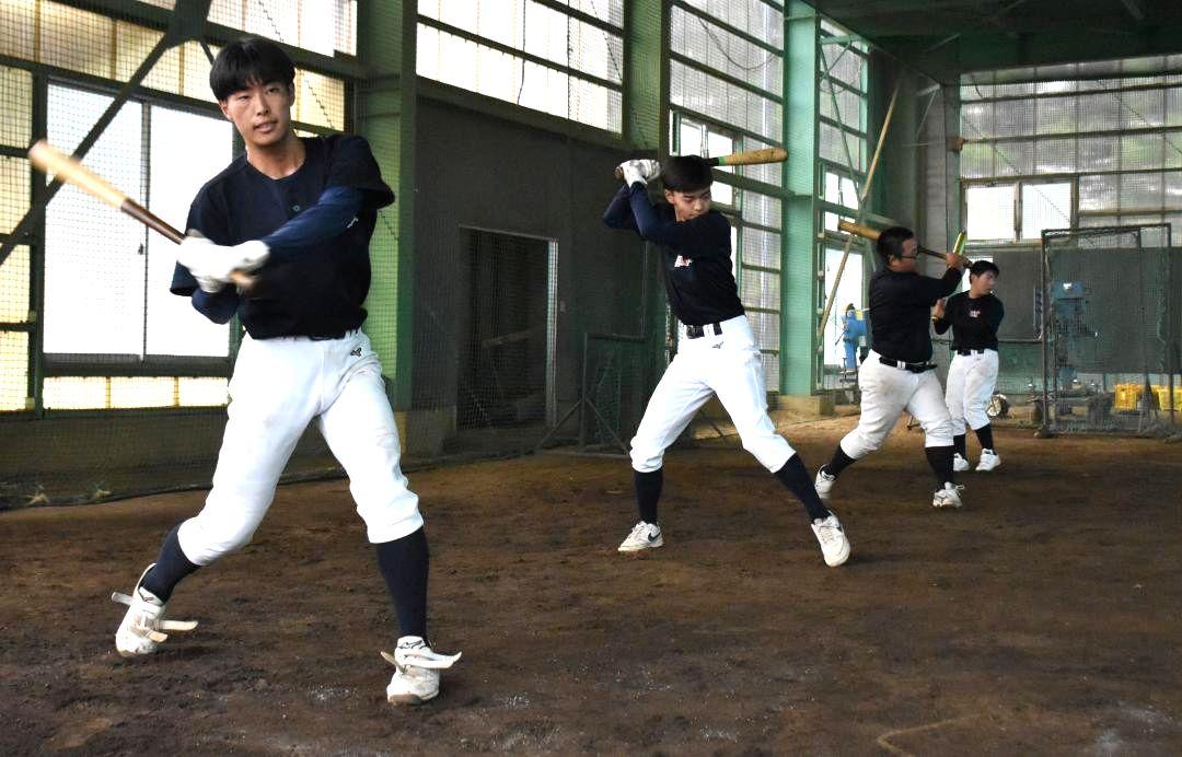 雨天練習場でバットの素振りに励む県立茨城東高の野球部員たち=茨城町小幡
