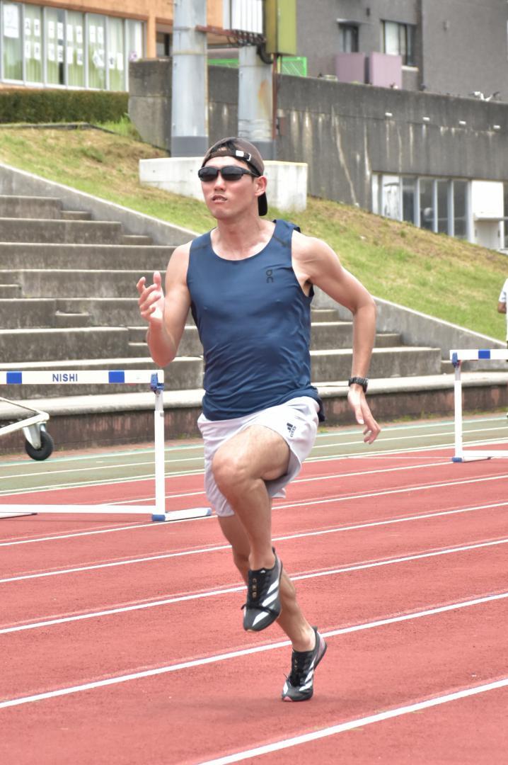 母校の筑波大陸上競技場で練習に励む陸上男子100ﾒｰﾄﾙの東田旺洋選手=つくば市の筑波大陸上競技場
