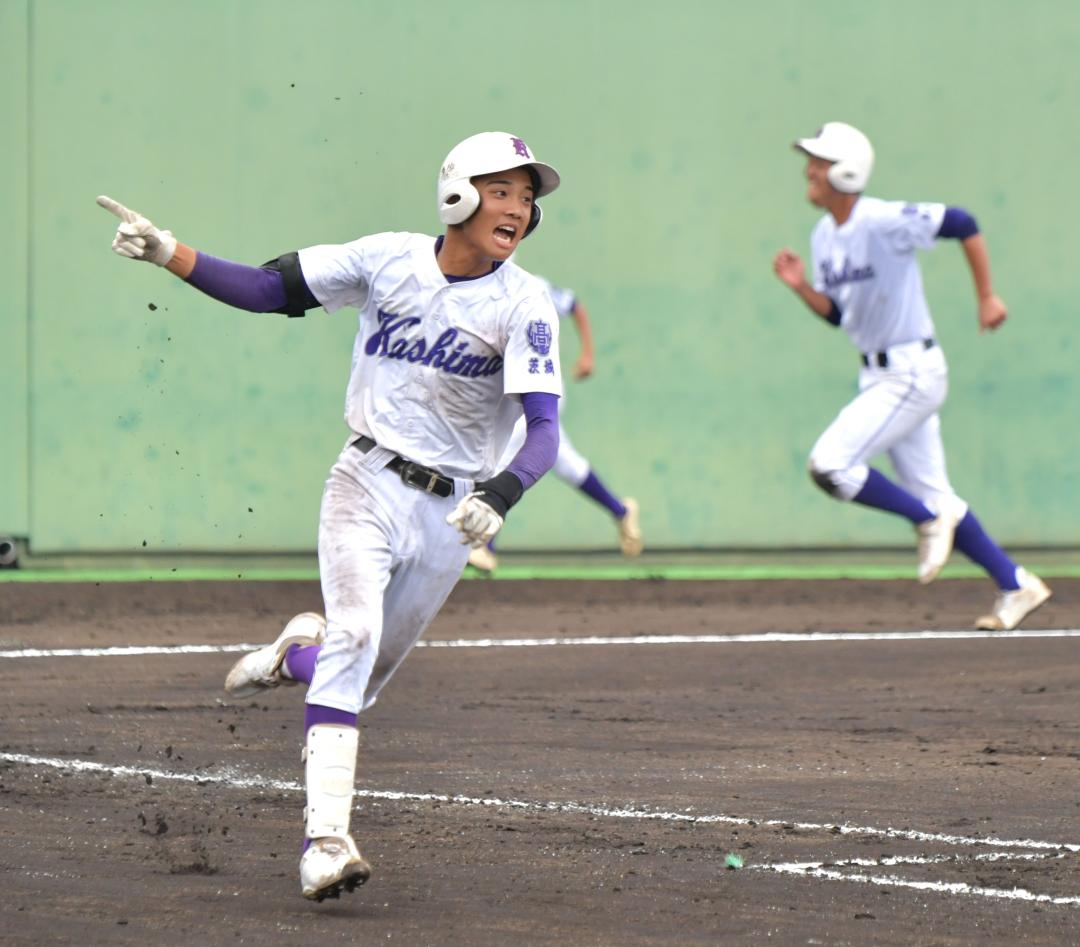 土浦一-鹿島　延長10回裏鹿島1死二、三塁、右前に抜ける打球を見て勝利を確信する御園(左)。右は三走の額賀=ジェイコム土浦