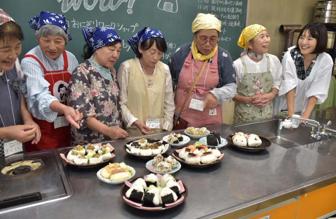 完成したおにぎりを前に意見を交わす参加者と菅本香菜さん(右端)=土浦市中村南
