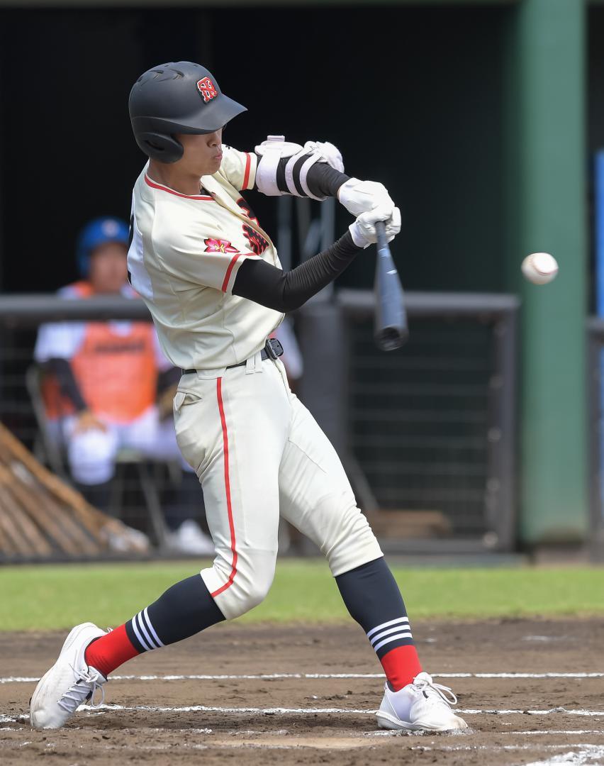 科技日立-土浦日大 初回土浦日大1死一、二塁、大井が先制となる3点本塁打を放つ=ひたちなか市民