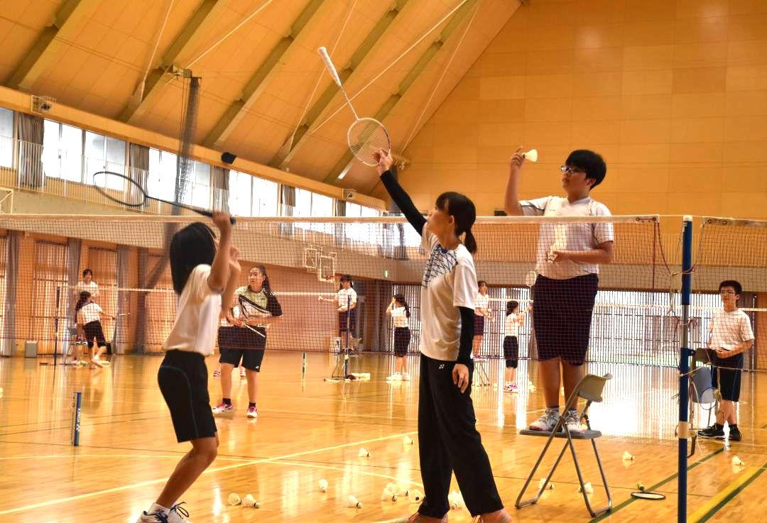 地域クラブのバドミントン競技に励む生徒ら=つくば市みどりの中央
