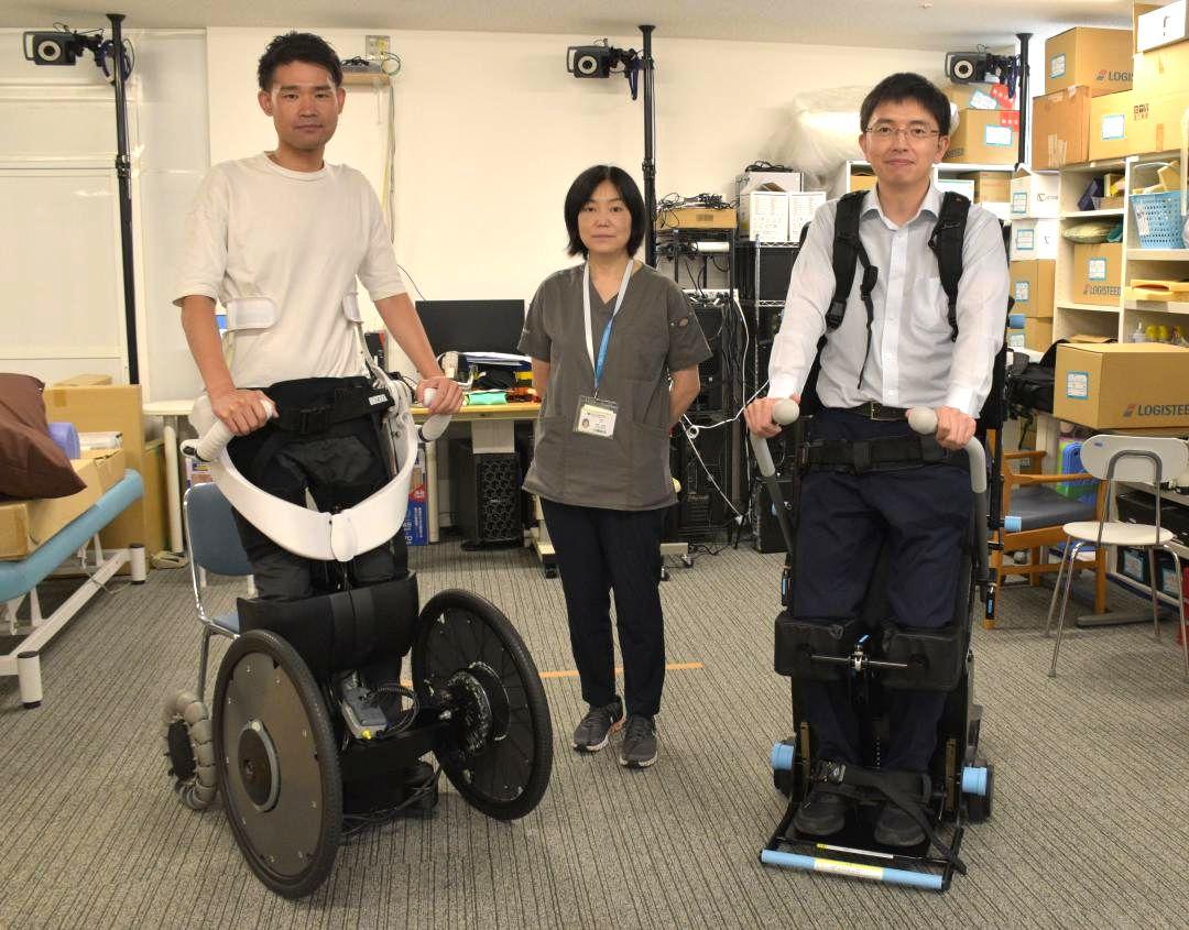 「立ち乗り電動車いす」を開発した江口洋丞社長(左)ら=つくば市天王台
