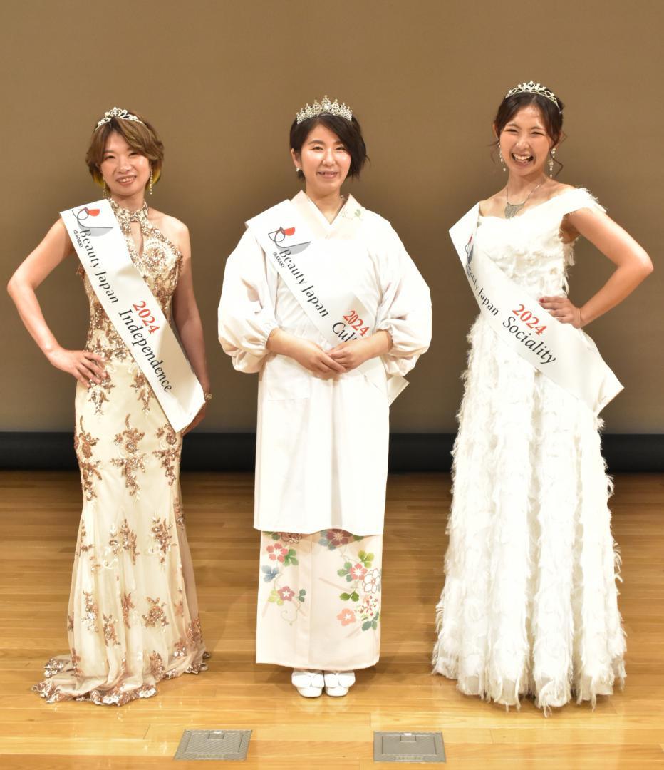 日本大会に出場する(左から)咲子さん、菊地裕子さん、岡部ひとみさん=守谷市百合ケ丘
