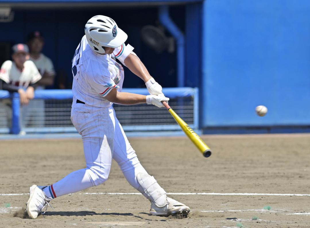 常磐大高-土浦日大　9回裏常磐大高2死三塁、仲本が中前にサヨナラ打を放つ=ノーブルホーム水戸

