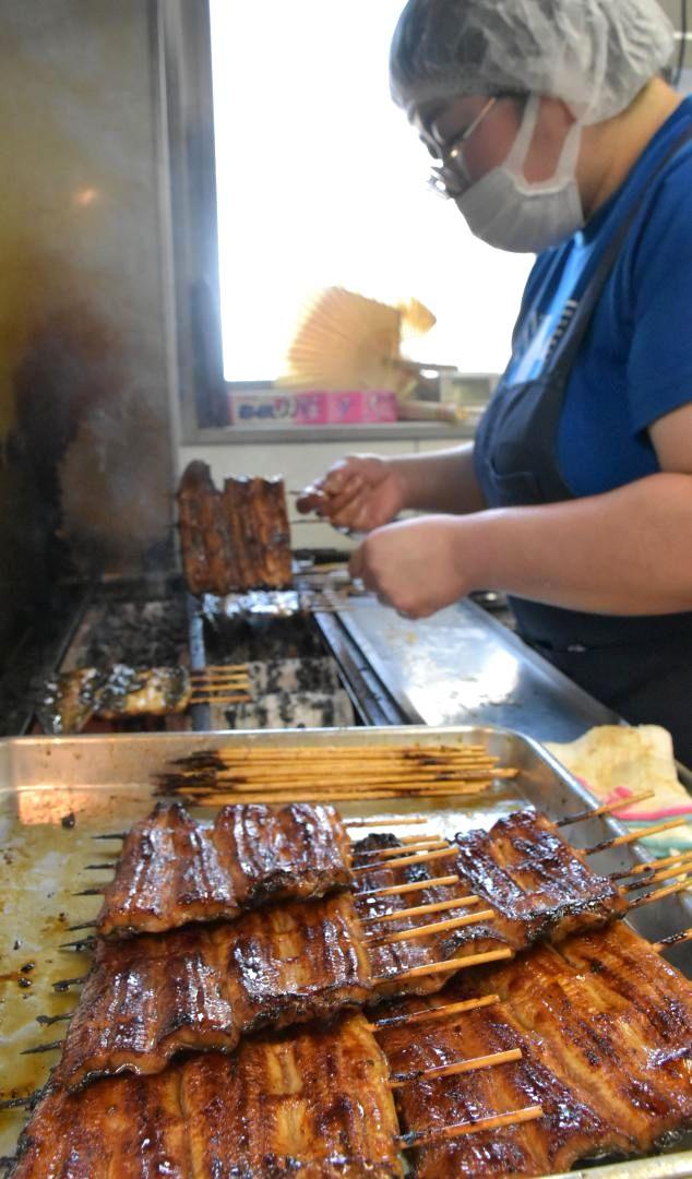 土用の丑の日を前にウナギのかば焼きの注文に追われるうなぎ料理店=水戸市泉町
