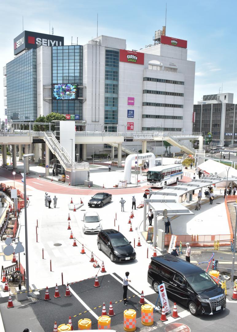 取手駅西口交通広場開通式後、「通り初め」をする関係者の車両=取手市中央町
