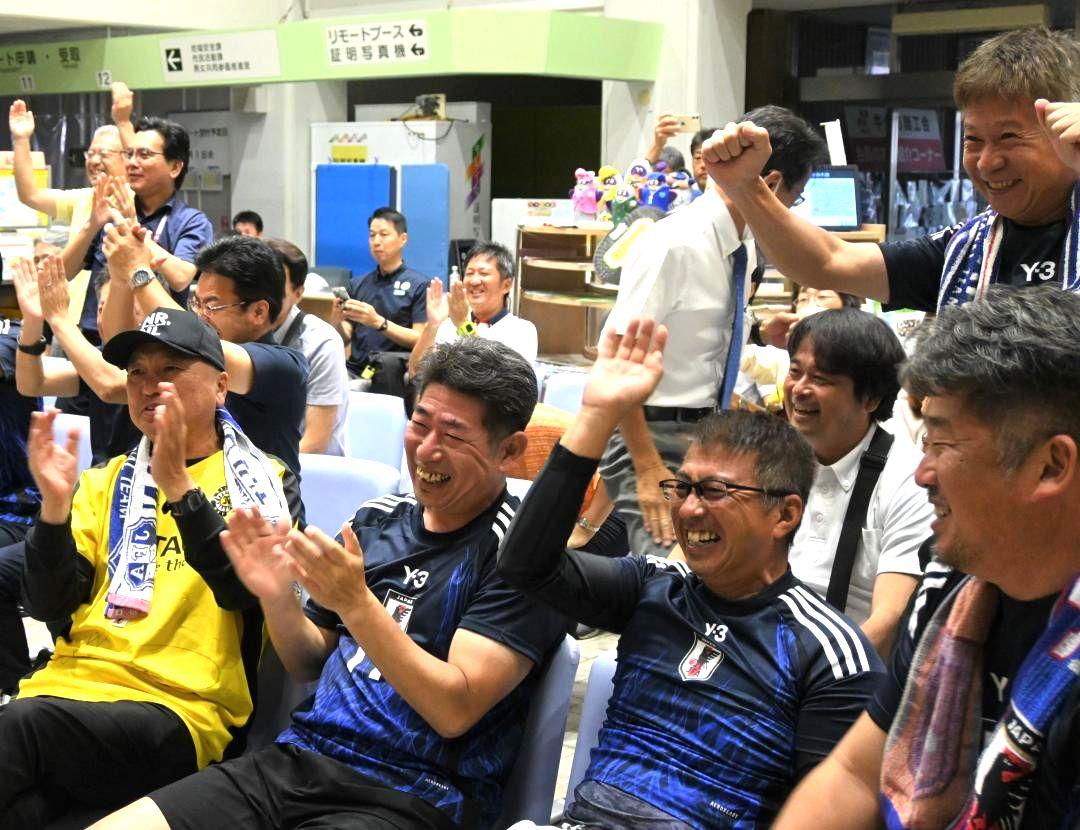 細谷真大の決勝弾を喜ぶ父の武光さん(前列左から2人目)ら牛久市民=同市役所
