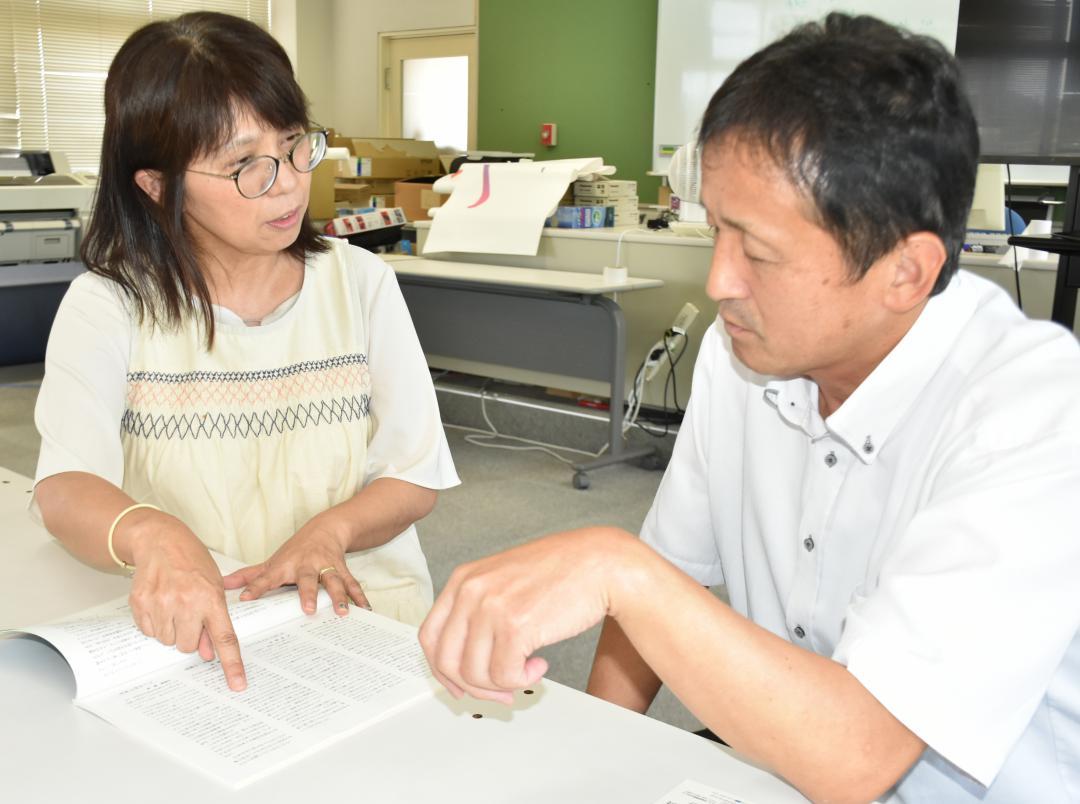 佐藤風雅選手の思い出を振り返る三村聖子さん(左)と高久誠二さん=笠間市立友部中
