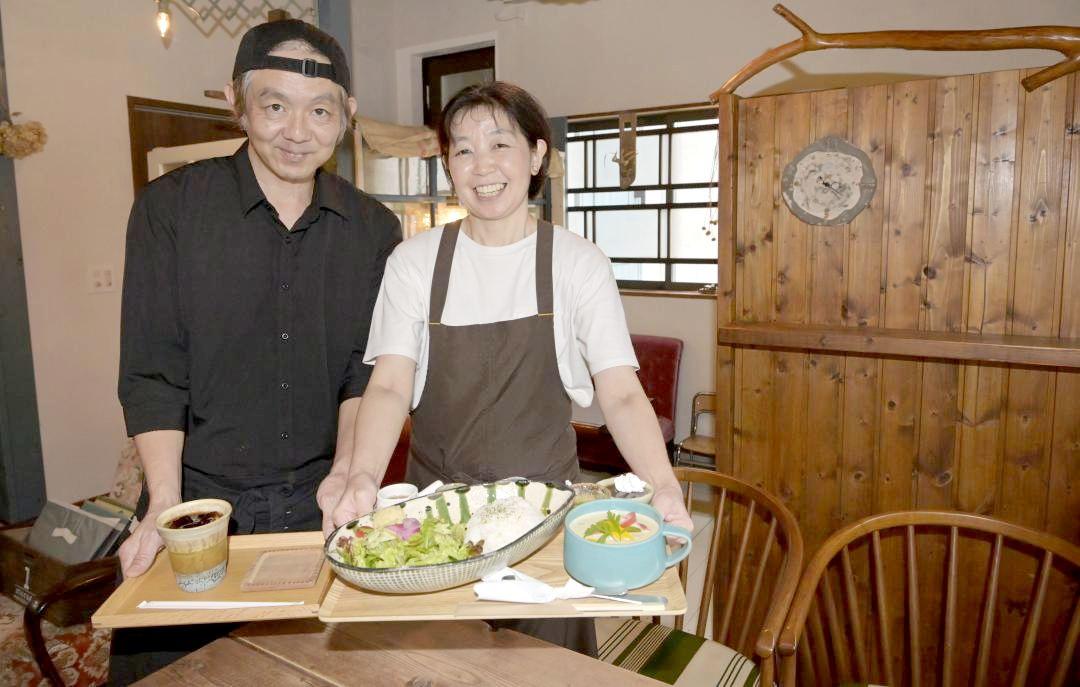 店内はアンティーク調で居心地のよい空間の「CAFÉ　二葉」。笑顔で出迎える西原秀紀さんと美津江さん夫妻(左から)=笠間市笠間
