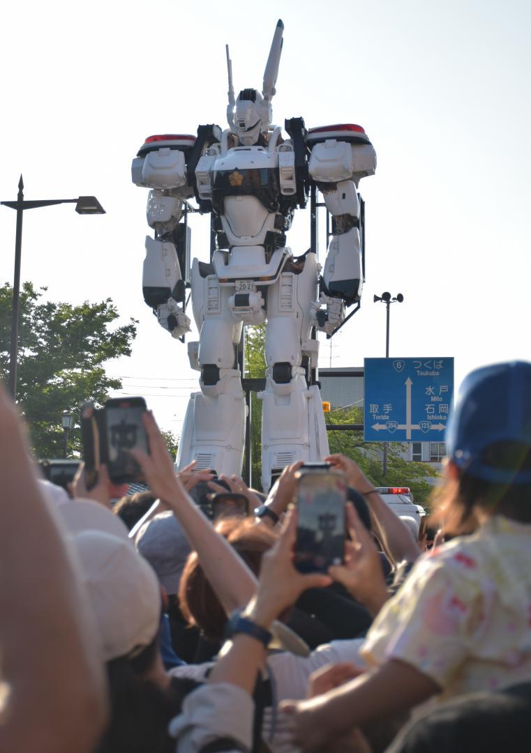 搬送車両から立ち上がった大型ロボット=土浦市中央
