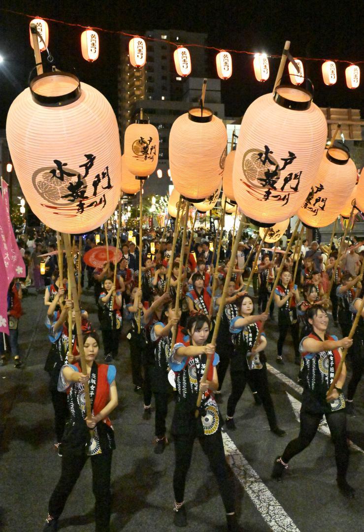 県都の夜を光で彩る「水戸黄門提灯行列」=3日夜、水戸市南町

