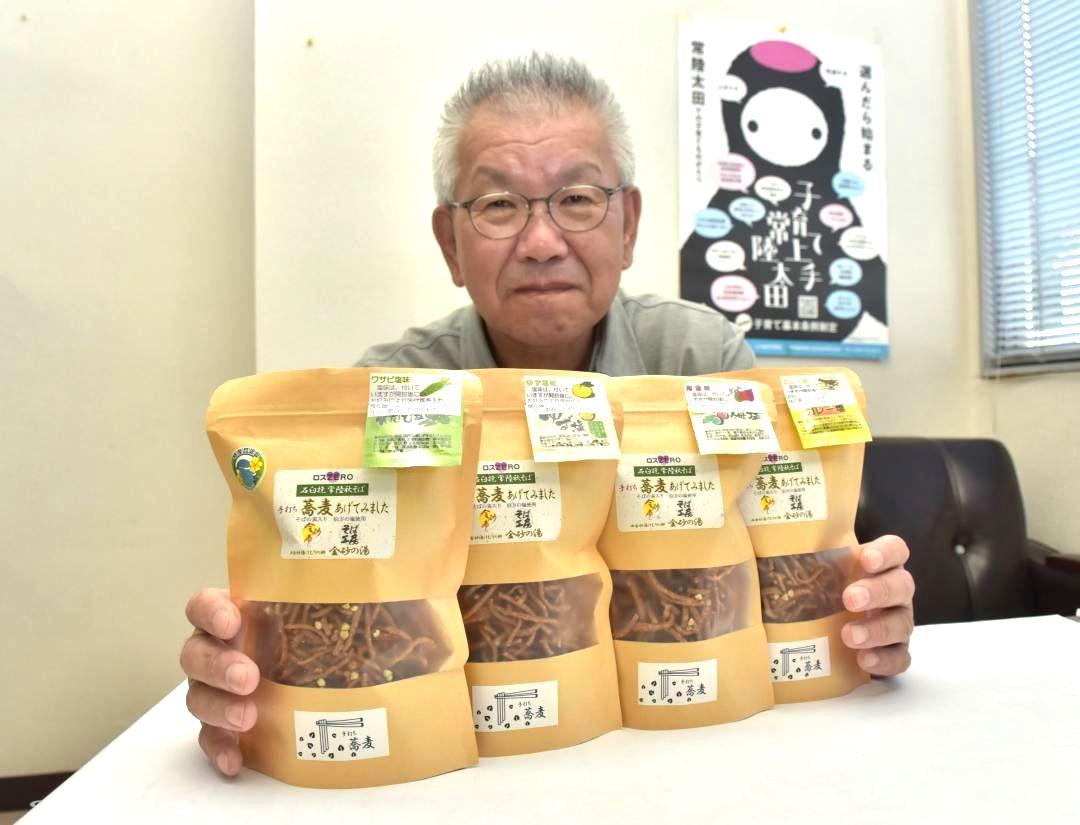 本場の手打ちそばを揚げた新商品「手打ち蕎麦　あげてみました」=常陸太田市内
