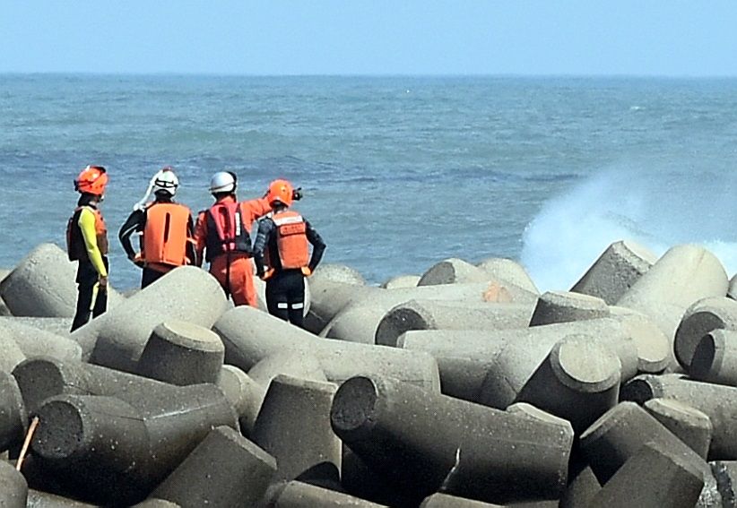 行方不明の男性2人を捜索する消防や鹿島海上保安署=鹿嶋市平井