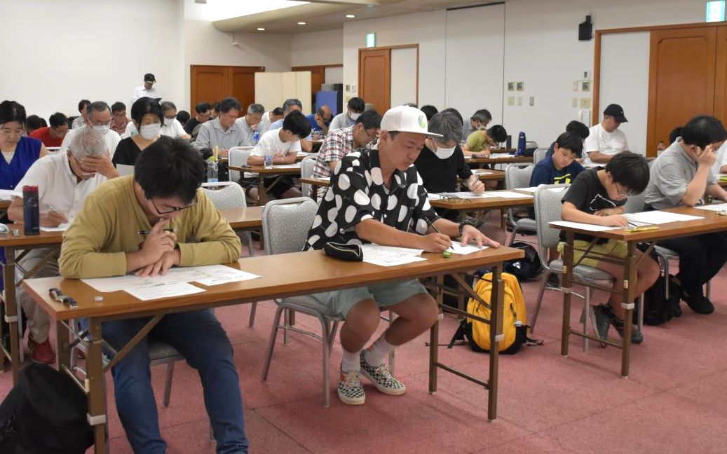 全国鉄道検定試験に挑む鉄道ファン=ひたちなか市湊本町
