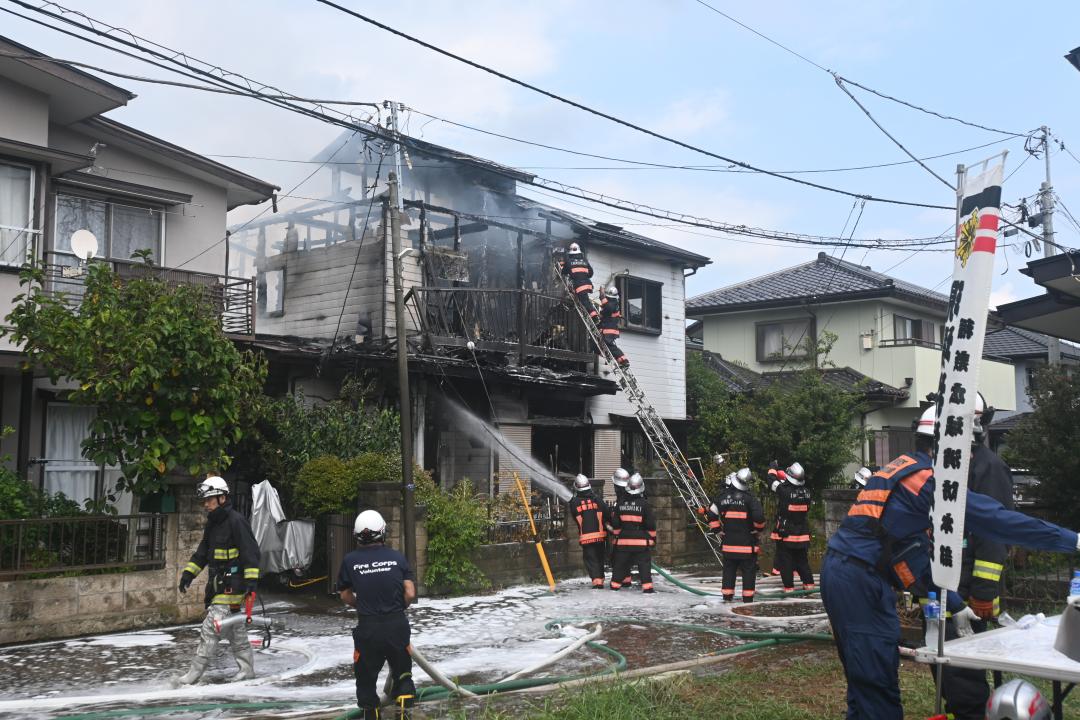 消火活動が行われる住宅の火災現場=阿見町うずら野