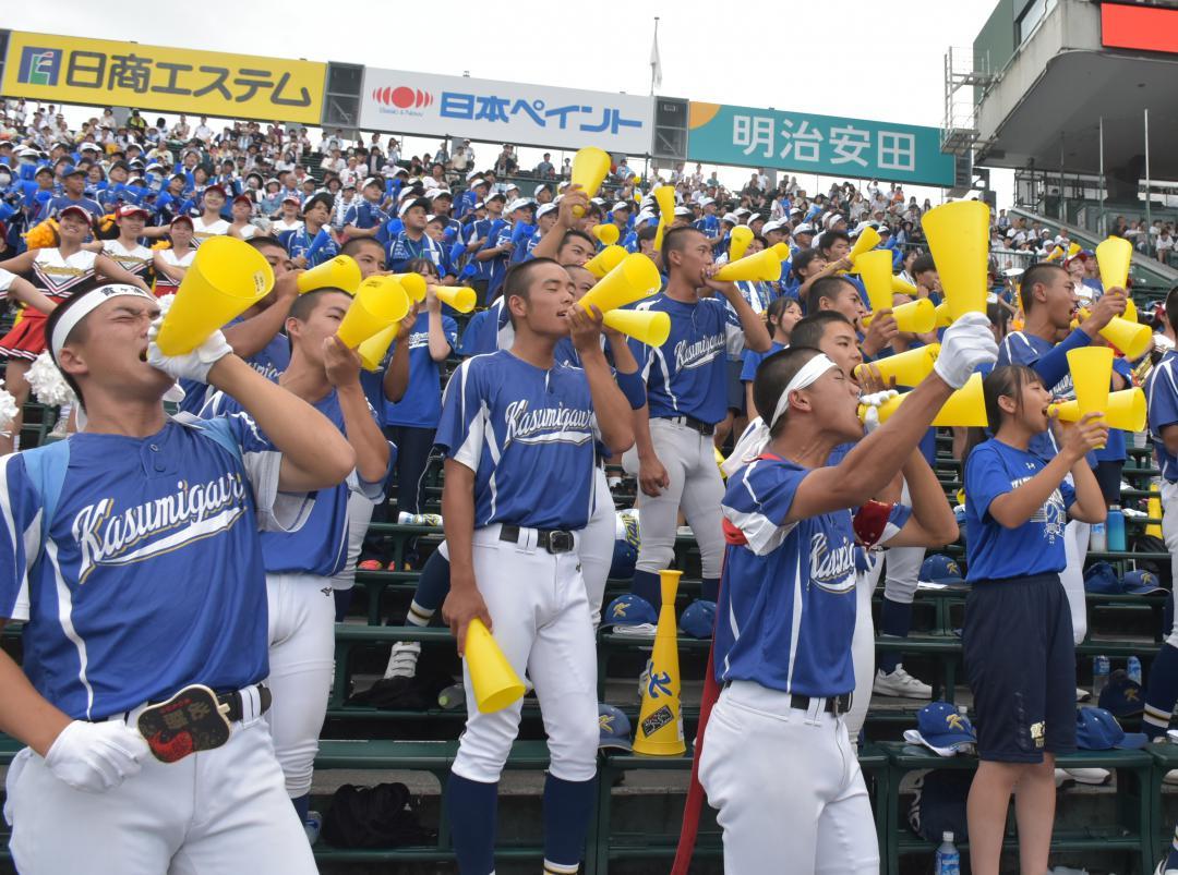 1塁側アルプススタンドで声援を送る霞ケ浦の応援団=甲子園球場
