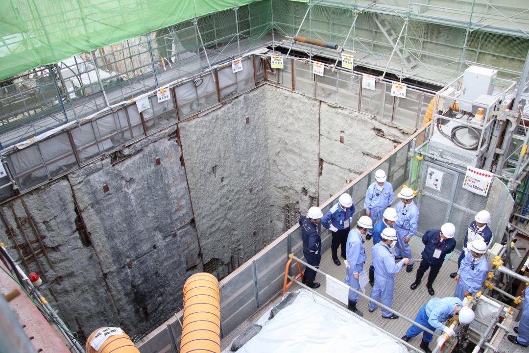 東海第2原発で工事に不備があった防潮堤の基礎部分を視察する原子力所在地域首長懇談会の首長たち=東海村白方(5月24日、代表撮影)
