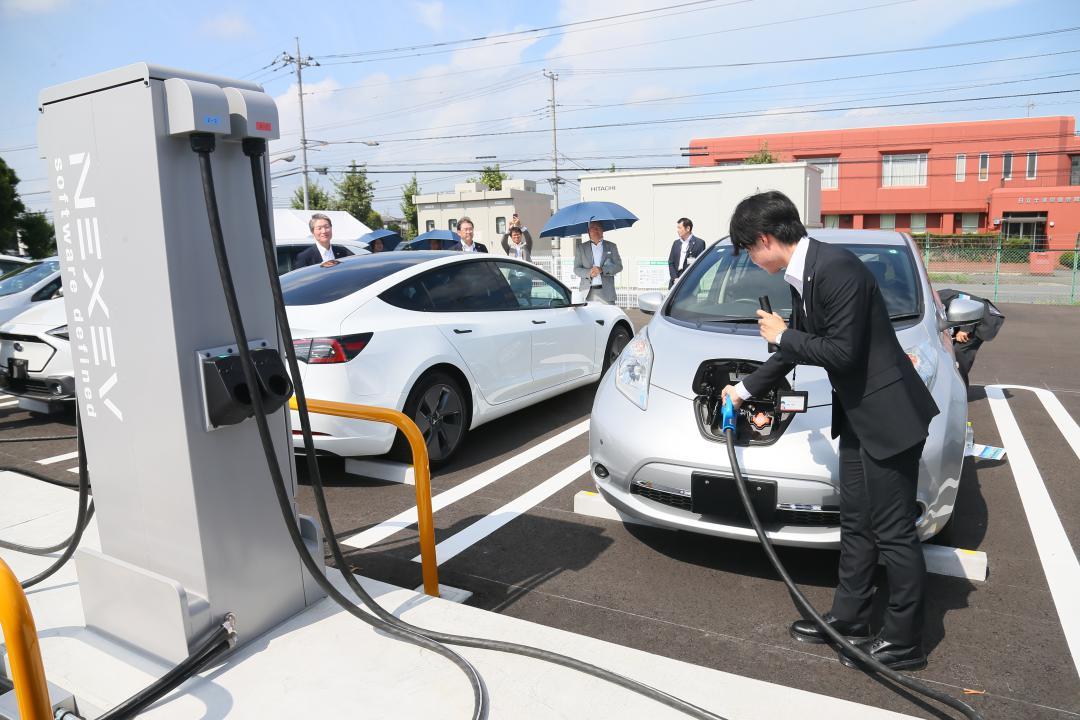 大容量急速充電器(左)を使って通勤用EVに充電する様子が公開された=土浦市神立町
