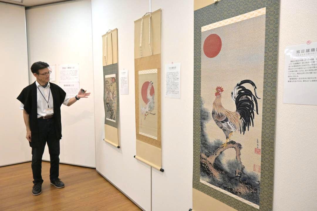 伊藤若冲の作品を再現した西陣織の展示=日立市幸町
