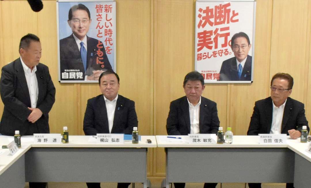 自民党の政治刷新車座対話で意見交換に臨む県連の海野透会長(左)と茂木敏充幹事長(中央右)ら=水戸市笠原町
