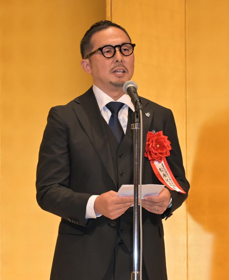 芥川賞受賞のあいさつをする松永K三蔵さん=東京都内のホテル
