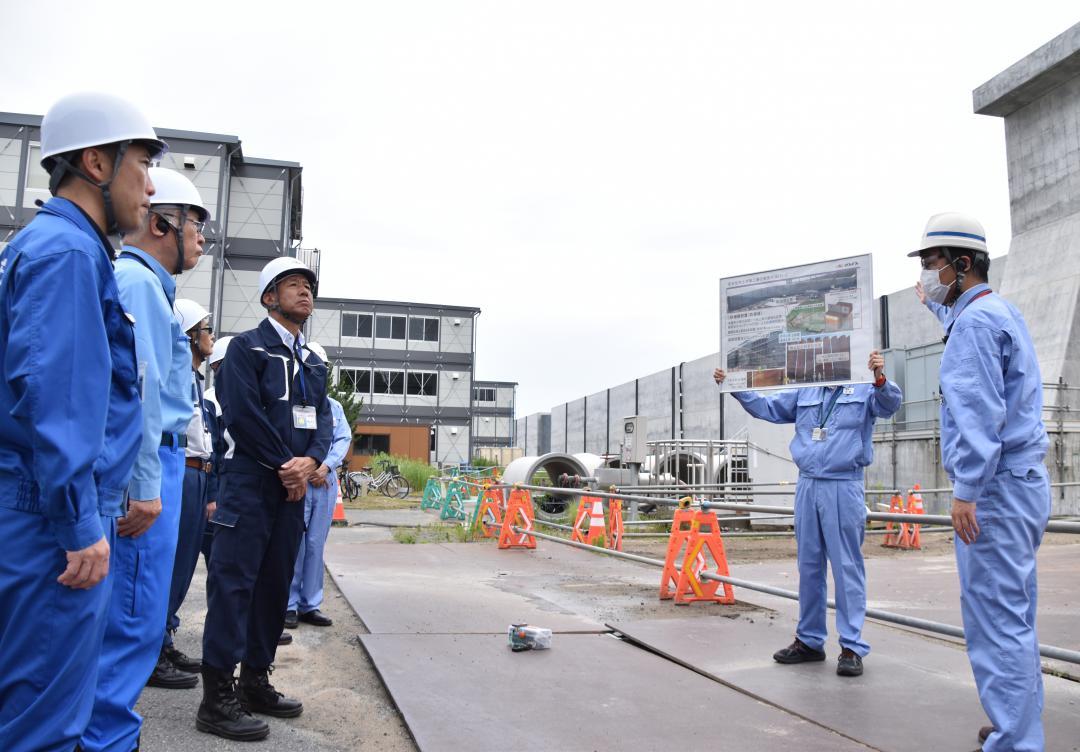 東海第2原発を囲む防潮堤の工事現場を視察した首長ら=2023年7月、東海村
