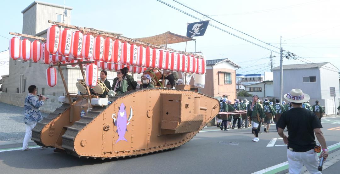 大洗町が舞台のアニメ「ガルパン」に登場する戦車を再現した「戦車山車」が町内を走行した=同町磯浜町
