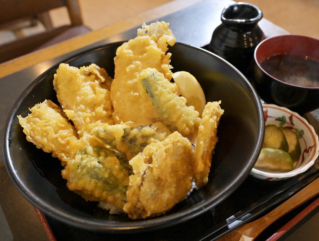 塩味がお薦めの「鰺天丼」
