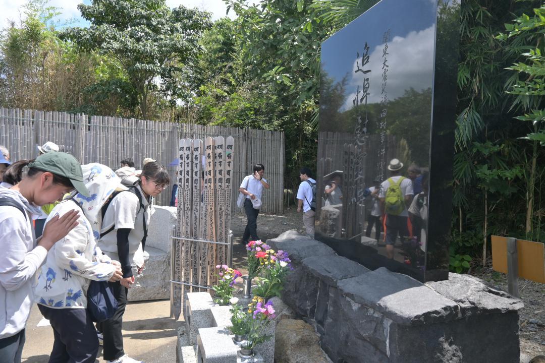 福田村事件犠牲者の慰霊碑に焼香するフィールドワーク参加者=千葉県野田市
