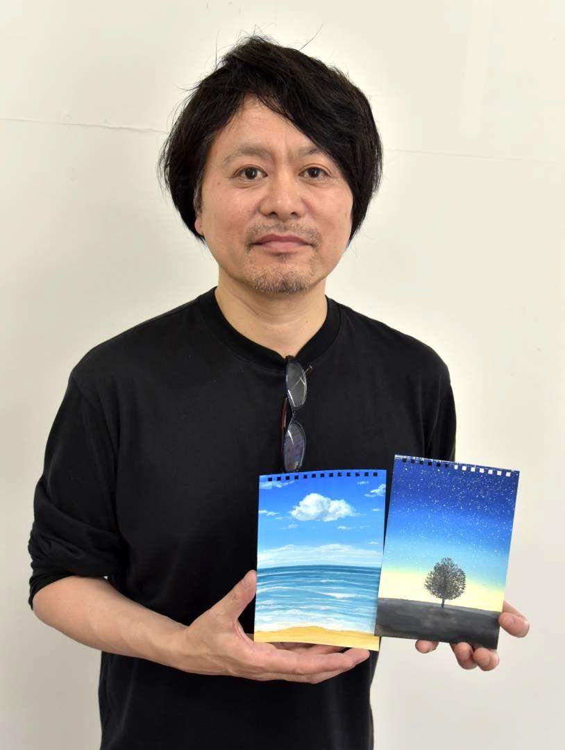 体験会で描く「海と雲」(左)と「星空」の作品を持つ、画家の亀井則道さん=水戸市南町
