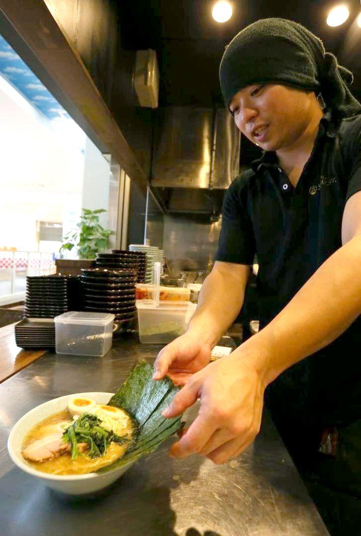 清六家のイオンタウン水戸南店でラーメンを作る従業員=茨城町長岡
