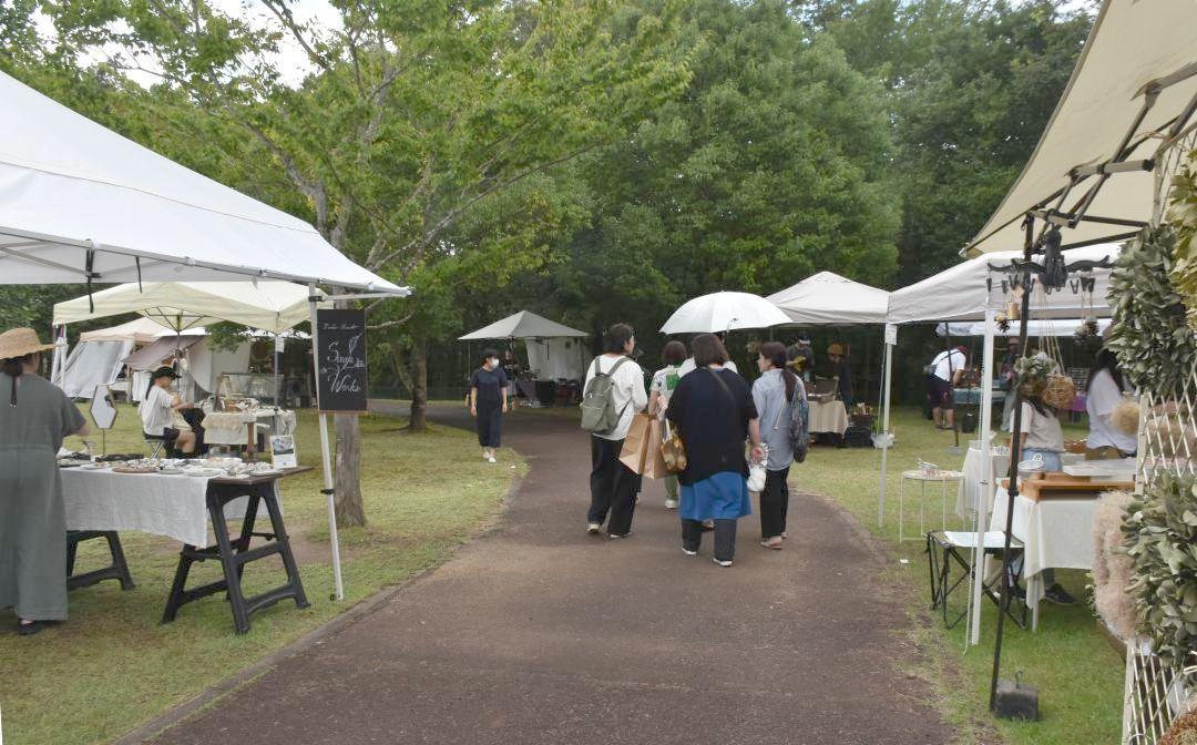 公園内に出店のテントが並んだ「丘の上のマルシェ」=大子町浅川
