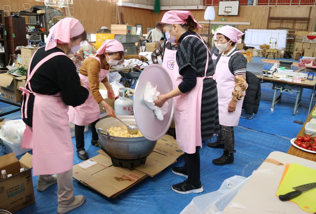 映画スタッフや出演者への炊き出し準備を行う行方市食生活改善推進員のメンバーたち=同市内(同市提供)
