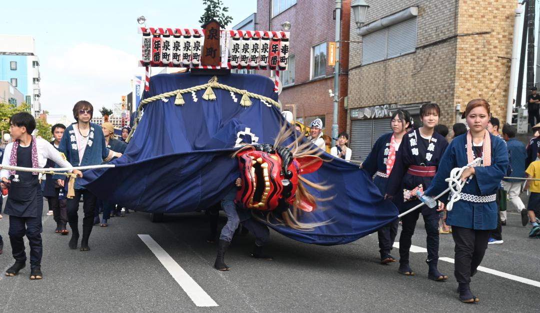 中心街地を勇壮に練り歩く年番町・泉町の幌獅子=石岡市国府の御幸通り
