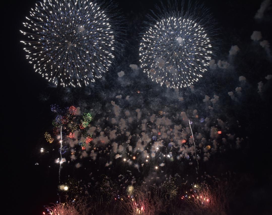 秋の夜空を飾る大輪=境町の利根川河川敷
