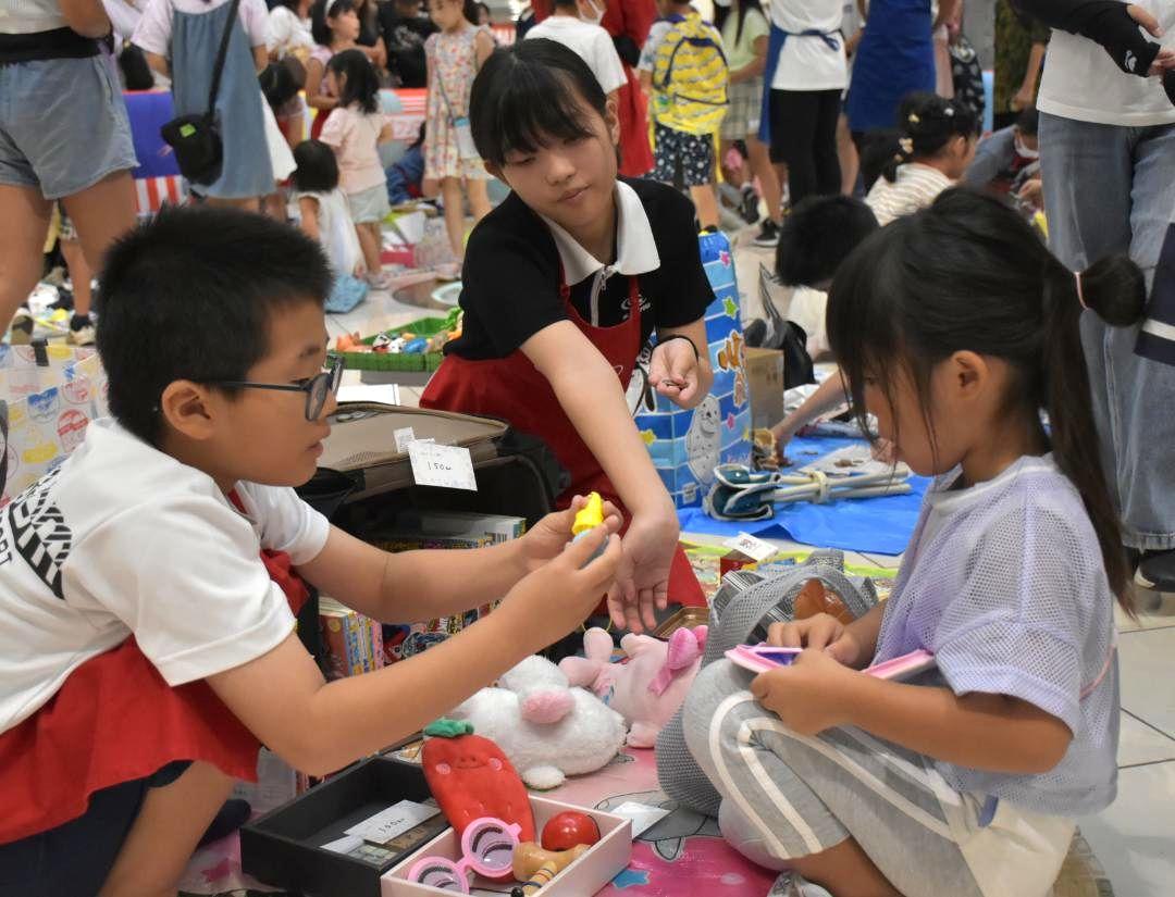 買い物する子どもに商品の説明をする出店した子ども=水戸市内原のイオンモール水戸内原
