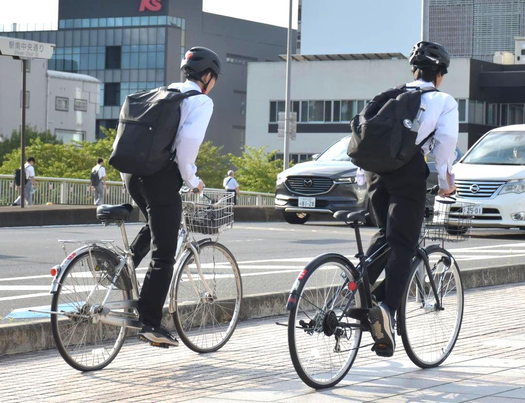 ヘルメットを着用して通学する高校生=水戸市桜川(画像の一部を加工しています)
