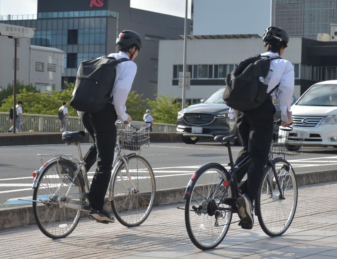 ヘルメットを着用して通学する高校生=水戸市桜川(画像の一部を加工しています)
