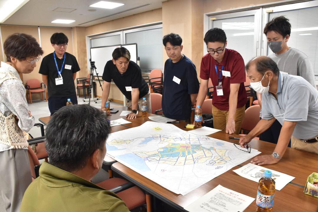 畑地の将来の担い手について意見を交わす農業者たち=東海村東海の村役場
