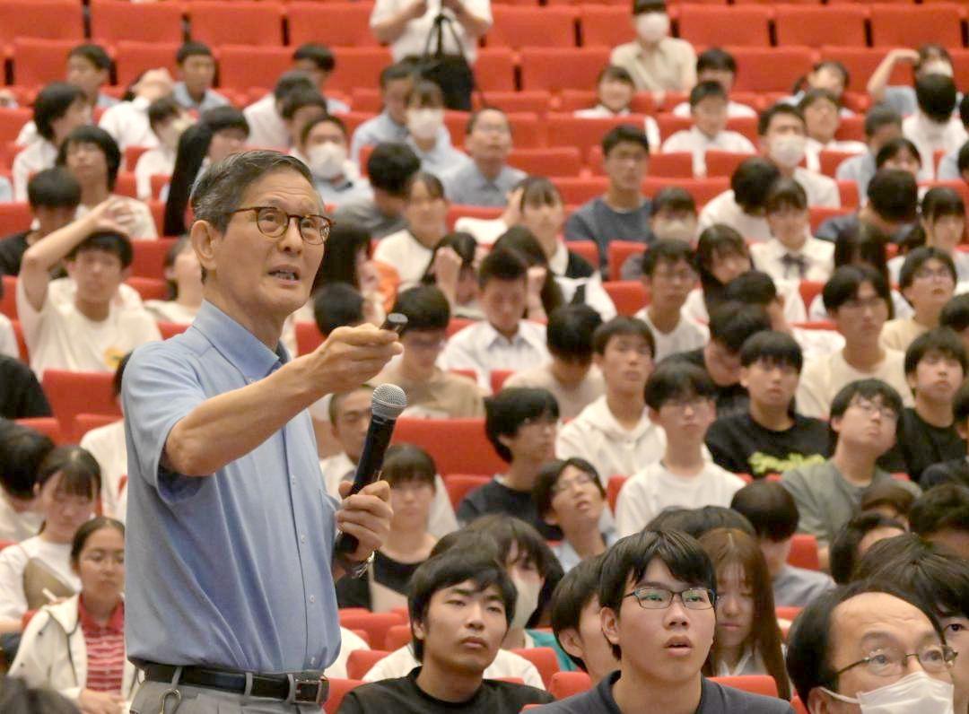 壇上から降りて中高生たちと質疑をしながら講演する尾身茂さん=水戸市千波町
