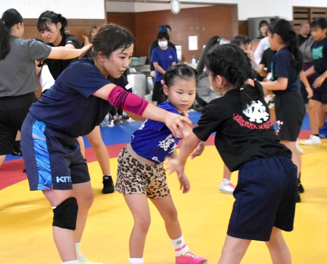 相手の腕を取る動作を伝授する須崎優衣選手(左)=大子町大子
