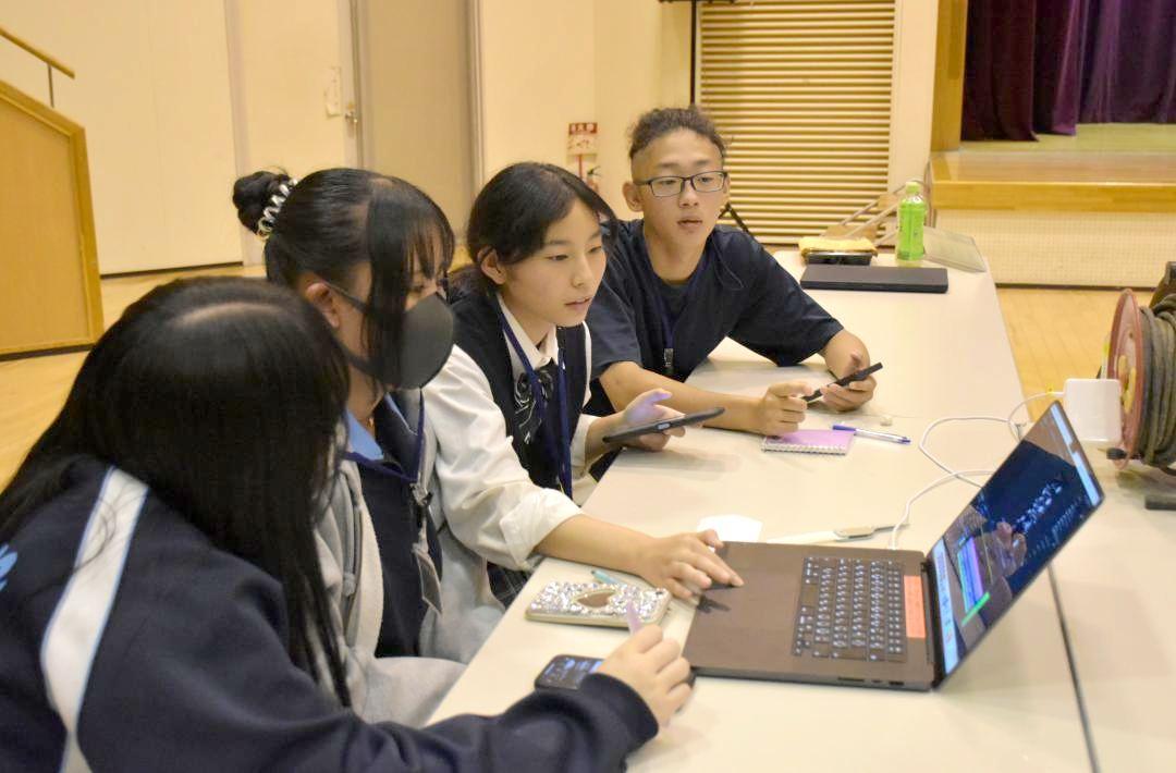 撮影した動画を編集する高校生たち=北茨城市磯原町
