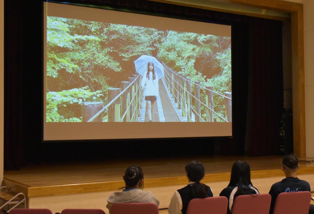 高校生たちが制作した動画を鑑賞した上映会=北茨城市磯原町
