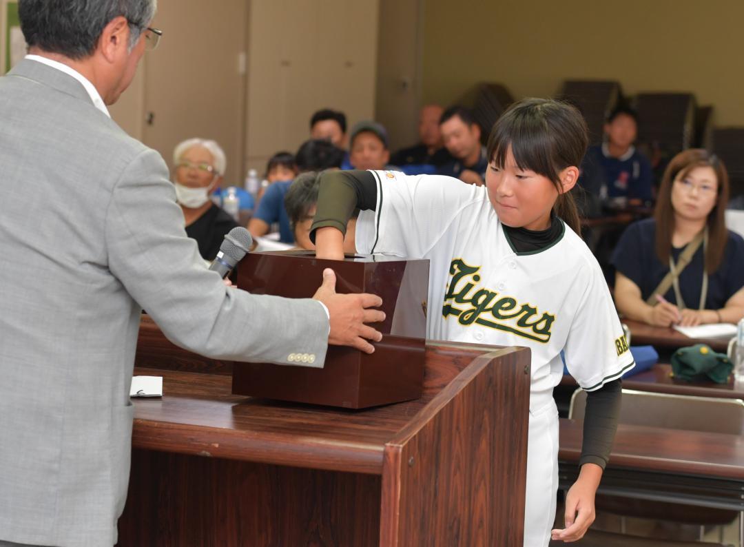 茨城セキスイハイム杯県少年軟式野球選手権大会の抽選会が行われた=那珂市内
