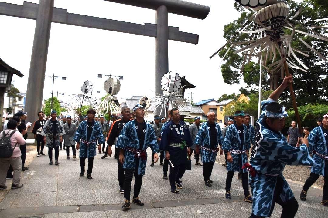 とび職たちによる纏行列=鹿嶋市宮中
