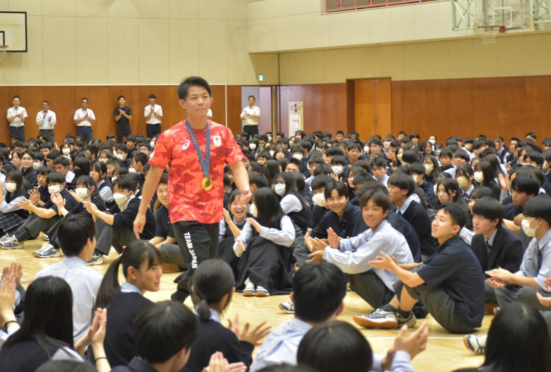 生徒らに拍手で迎えられる樋口黎選手=阿見町青宿
