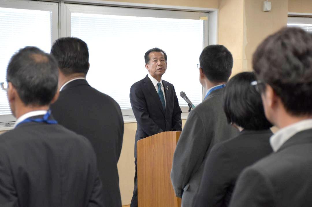 JCO臨界事故を振り返り、職員に訓話する山田修東海村長=同村役場
