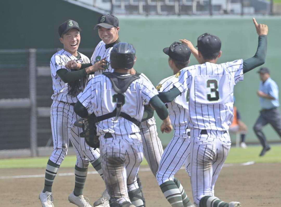 霞ケ浦─つくば秀英　霞ケ浦を破り、初優勝を喜ぶつくば秀英ナイン=ひたちなか市民、高松美鈴撮影
