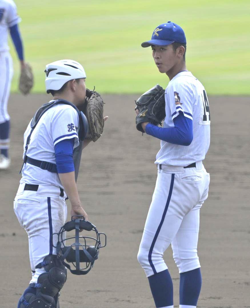 霞ケ浦-つくば秀英　3回表つくば秀英2死二、三塁、ピンチでマウンドに集まる霞ケ浦の国府田(右)と片見=ひたちなか市民球場